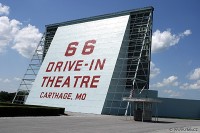 Route 66 Dtive-In Theatre v Carthage, MO - pohled z venku