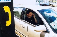 Také telefonování z veřejného automatu zvládnete vsedě - stačí stáhnout okénko